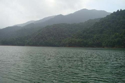 《水污染防治法》下地表飲用水水源保護區與二級保護區的禁止行為解析